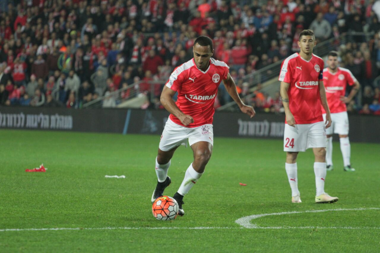 מהראן ראדי עם גול אדיר שהחזיר לאוהדים את החיוך (צילום: בן בודה)